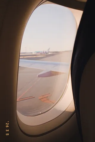滑走路を望む機窓の風景