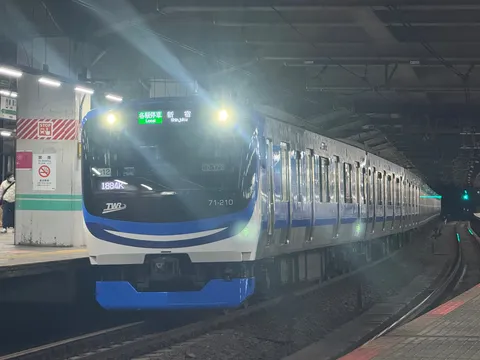 地下駅の静かな輝き