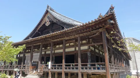 木造の風情と日差しの影