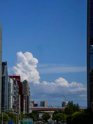 都会の空と雲のコントラスト