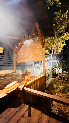 夜の露天と木のぬくもり