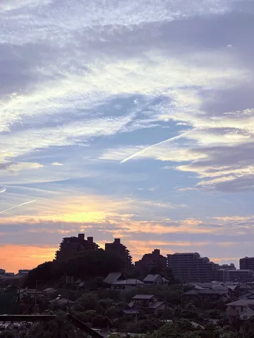 空と街並み、夕暮れ時のコントラスト