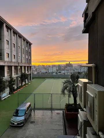 茜色の空と都市の風景