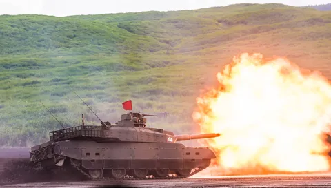 戦車、咆哮！緑の丘を燃やす午後