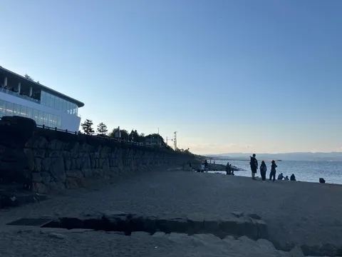 海辺の夕暮れと石の壁