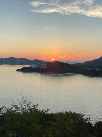 夕暮れ、海と山の静かな時間