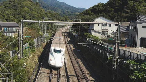 山間を疾走する白い列車