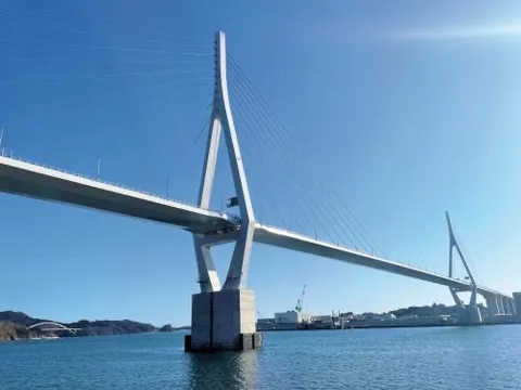 青空に映える巨大な斜張橋