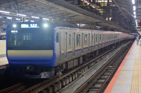 駅の夜を走る列車の光景
