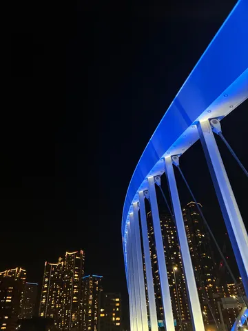 青い光が導く夜景のアーチ