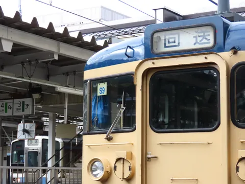 旅情を誘う、回送列車の風景