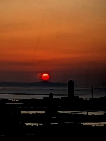 夕陽に沈む街のシルエット