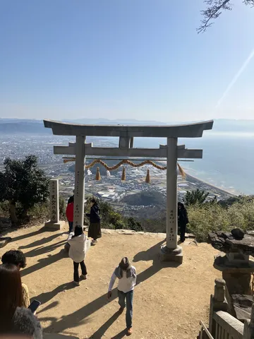 天空の鳥居と見晴らす街並み