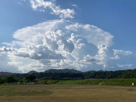 大空に浮かぶ雲の舞