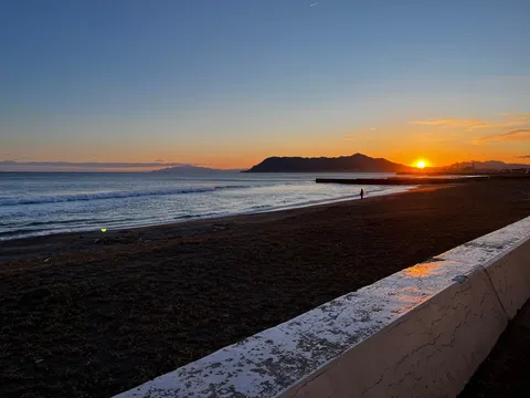 夕陽に染まる穏やかな浜辺