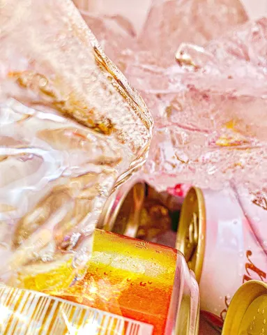 氷と缶の近未来的な静けさ