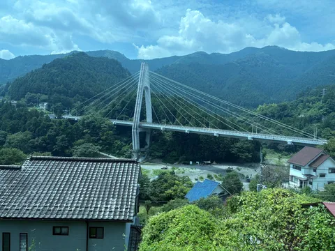 吊り橋と山里の涼風