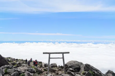 雲海見下ろす山頂の鳥居