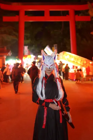 狐面と鳥居、夜の幻想的な光景