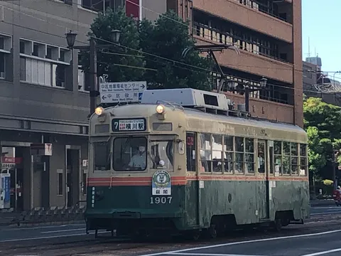 街角を彩るレトロな路面電車