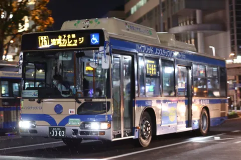 雨夜のハイブリッドノンステップバス