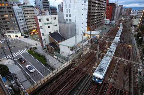 都会を疾走する電車の情景