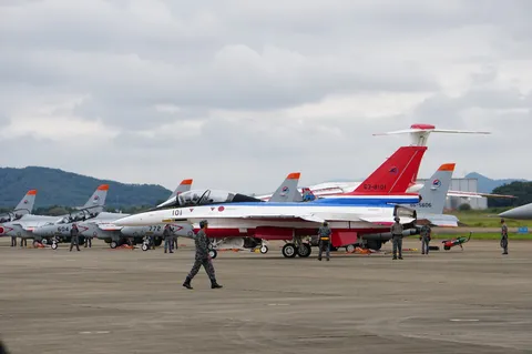 広がる空と航空機の並び