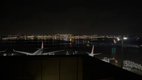 夜空を照らす滑走路の灯り