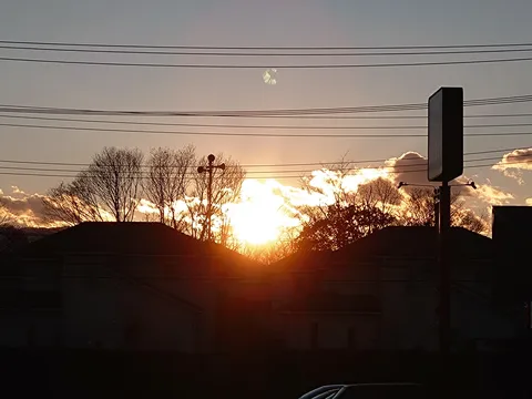 夕暮れの電線と街灯