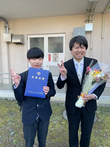 卒業証書を手に、輝く未来へ