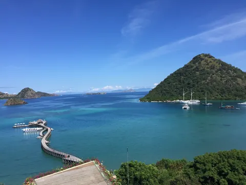 青い海に伸びる桟橋の風景