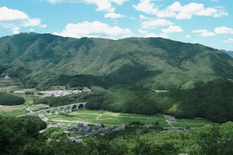 山々と橋、田園の静けさ