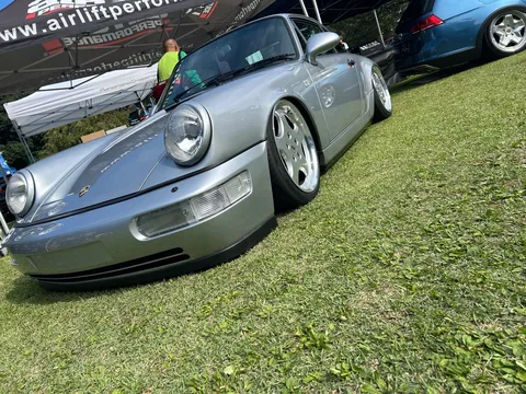車高短ポルシェ、芝生に映える