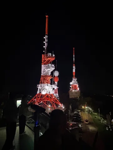 夜景にそびえるタワー