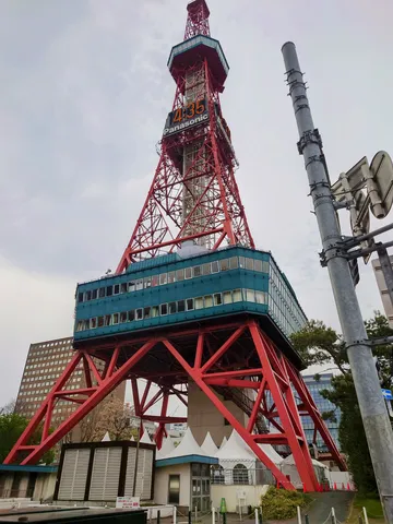 空を突く、赤と青のコントラスト