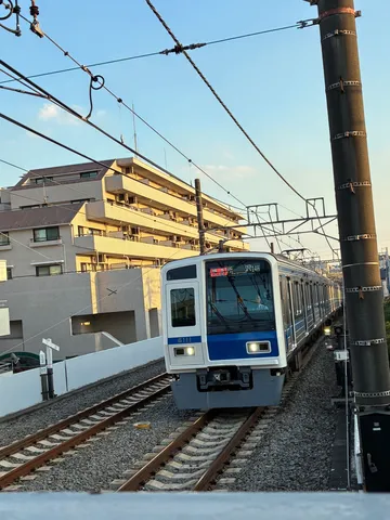 夕暮れの線路を走る列車