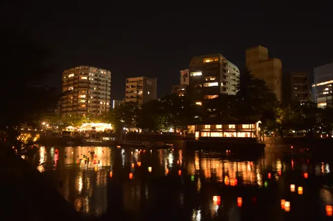 灯りが揺れる川辺の夜景