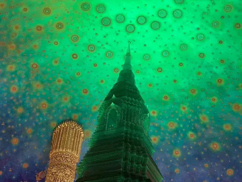 緑の光に包まれた塔