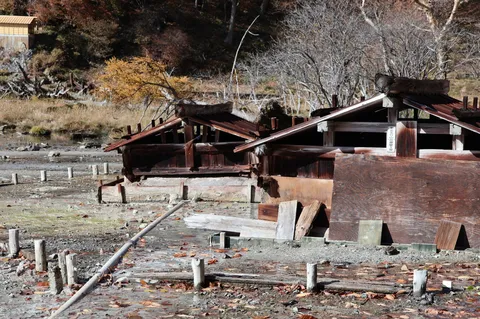 朽ちゆく温泉小屋と静寂