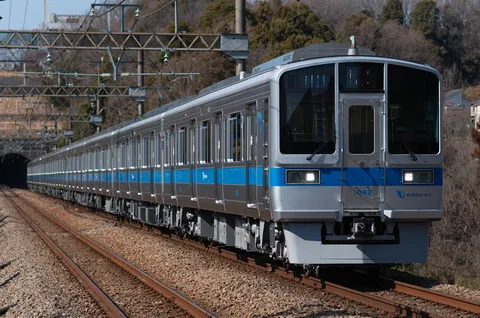 青と銀が映える流線型の電車