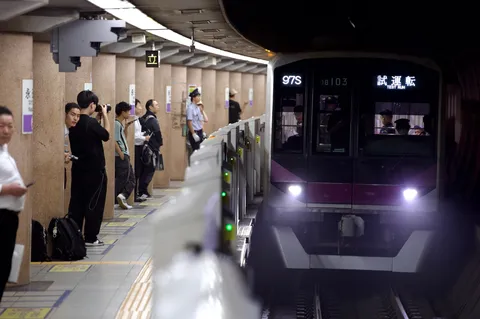 地下鉄を待つ人々とテストランの電車