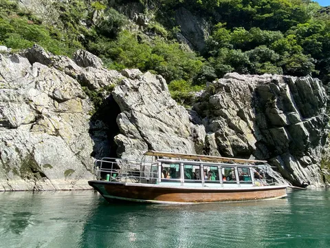 岩場と水辺を結ぶ船旅