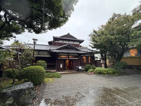 雨に濡れる木造寺院風景