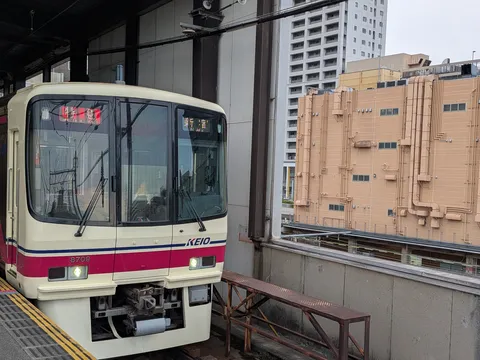 日常の風景に潜む、都会の列車旅