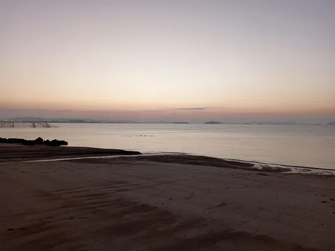 静寂の海辺、穏やかな夜明け