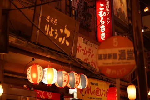 提灯が灯るレトロな夜