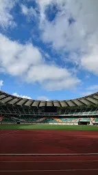 晴れ空とスタジアムの静寂