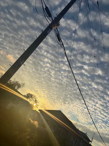 電線と雲と太陽のランデブー