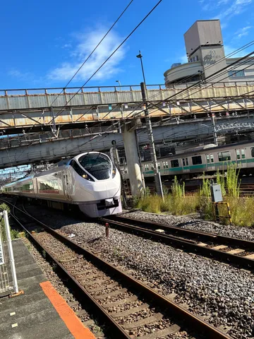 空と鉄路を結ぶ流線美
