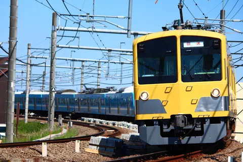 黄色い電車と青い電車のすれ違い